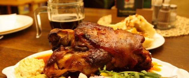 Recipe for pork shank in the oven: a few simple ideas.  Baked boar knee - a recipe for cooking baked pork knuckle in Czech style Pork knuckle on the bone