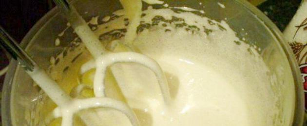 Tarta de mantequilla con relleno de crema.  Pastel de frutos rojos elaborado con masa quebrada y relleno de crema agria.  Pastel De Crema De Azúcar Casero