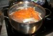 올바른 양배추 수프 : 감자와 신선한 양배추로 만든 양배추 수프 요리의 비밀