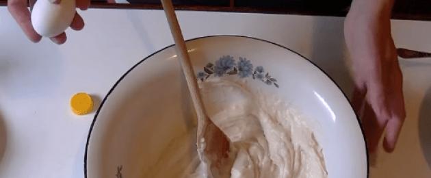 Para que las empanadas queden jugosas.  Formando empanadillas a partir de lavash.  Receta: Chebureks magros sobre kéfir con queso y carne.