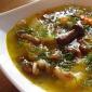 고기 국물의 버섯 수프 : 부엌에서 가을의 향기 버섯 수프를위한 어떤 종류의 국물