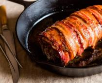 Wie man im Ofen gebackenes Schweinefleisch mit Speck kocht Saftiges Speck gekochtes Schweinefleisch im Ofen: Ein einfaches Rezept