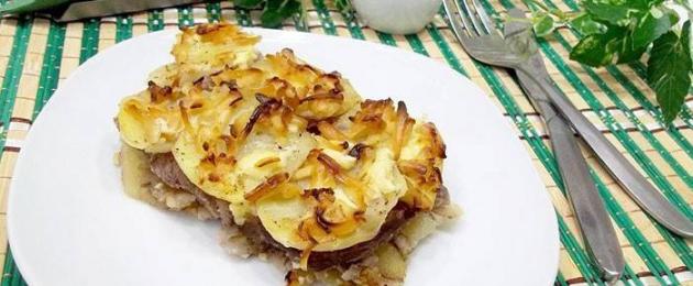 고기와 감자를 곁들인 간단한 캐서롤.  오븐에 고기를 넣은 감자 캐서롤