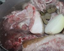 Making pork head stew at home