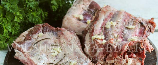 Ribs with potatoes in a baking bag.  Delicious pork ribs baked with potatoes in the oven.  Fragrant pork ribs in the oven, baked with potato pieces