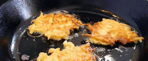 계란으로 감자 팬케이크 만드는 법.  팬에 단계별로 사진이 담긴 감자 팬케이크 레시피.  굵은 강판이나 가는 강판에 감자를 가는 가장 좋은 방법은 무엇입니까?