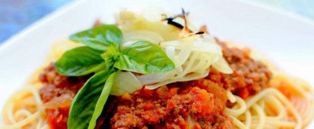 Tomatensauce für Spaghetti ist die beste Möglichkeit, einem einfachen Gericht Abwechslung zu verleihen.  Eine Auswahl der besten Tomatensaucen-Rezepte für Spaghetti.  Spaghettisauce – die besten Rezepte für eine köstliche Ergänzung zu Pasta DIY Tomatensauce für Spaghetti