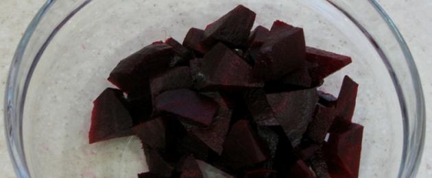 절인 삶은 비트 레시피.  겨울 준비 : 살균하지 않고 겨울을위한 절인 사탕무.  겨울용 항아리에 담긴 한국식 사탕무에 필요한 재료