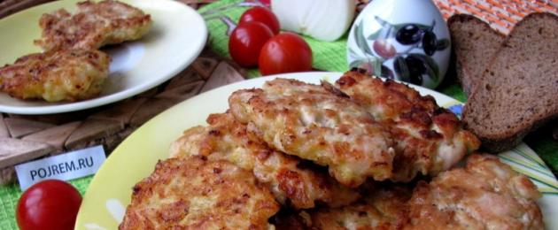 Chopped chicken fritters.  Chicken breast pancakes.  Chopped chicken pancakes with mayonnaise and cheese