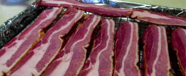 Ispecite slaninu u rerni.  Kako kuhati svinjsku slaninu kod kuće korak po korak recept.  Kako pržiti slaninu u rerni