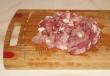 Pilaw mit Schweinefleisch in einem Topf im Ofen