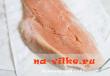 Wie man rosa Lachs zu Hause salzt