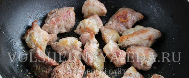 냄비에 고기를 넣은 감자 조림, 사진과 함께 조리법.  반찬으로 냄비에 감자 요리 이중 냄비에 감자