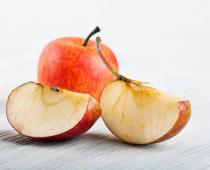 Why does the apple not darken when cut?