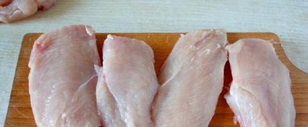 치킨 필레를 갈비로 자르는 법.  치킨 볶음 : 사진이 포함된 요리법.  치킨 슈니첼