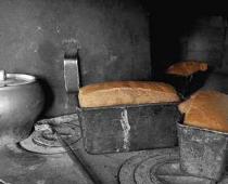 러시아 오븐에서 사워도우를 사용하여 빵 굽기