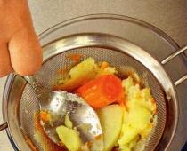 Kartoffel-Karotten-Püree. Kartoffelpüree mit Röstzwiebeln und Karotten