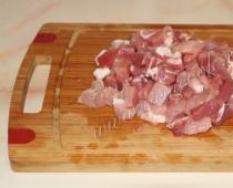 Pilaw mit Schweinefleisch in einem Topf im Ofen