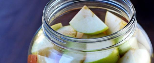 Apple cider vinegar making.  Apple cider vinegar: the easiest and healthiest recipe.  Homemade fruit vinegar