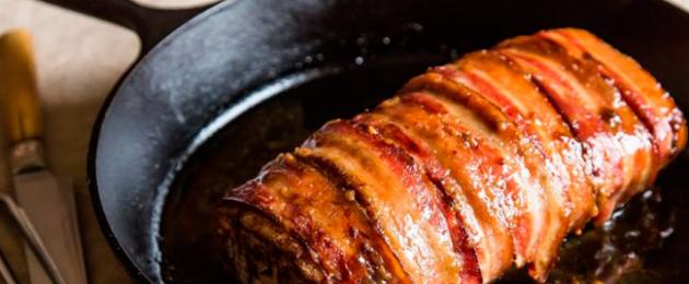 베이컨으로 감싼 구운 돼지고기 안심.  오븐에서 베이컨 육즙이 풍부한 베이컨으로 구운 돼지고기 요리하는 방법: 간단한 요리법