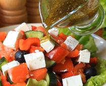 Preliv za grčku salatu: recepti Recept za grčku salatu sa sosom od belog luka